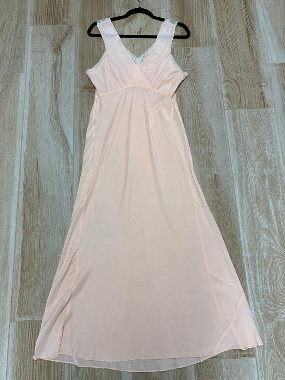 Vintage 1940's Long Peach Nightgown with White La… - image 5