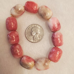 Seltenes echtes natürliches rosa / rotes variierte Jade Jadeit Perlen Stretch Armband / 11 12 x 15 mm Fassförmige Perlen