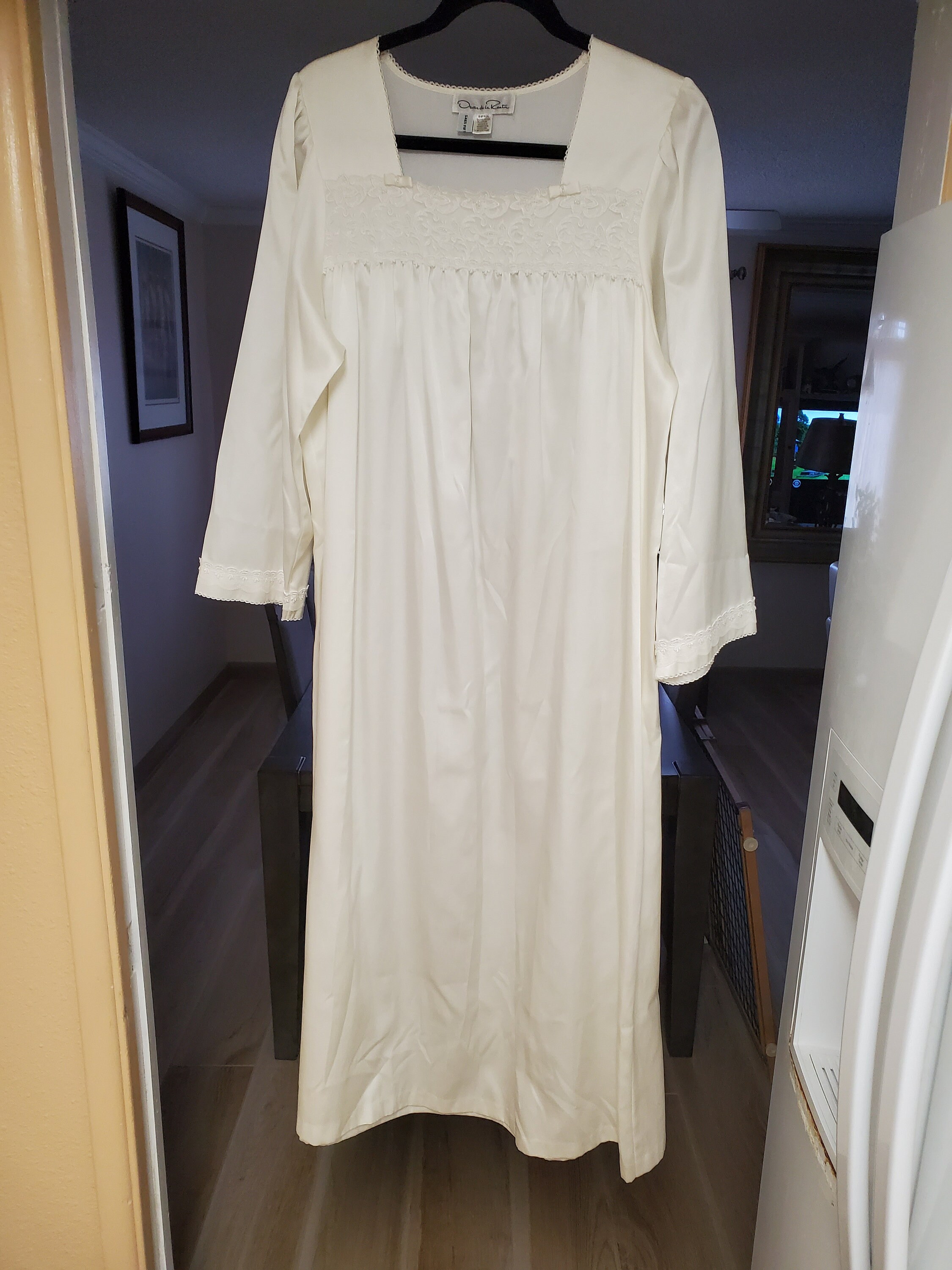 Oscar de la renta nightgown and robe hotsell