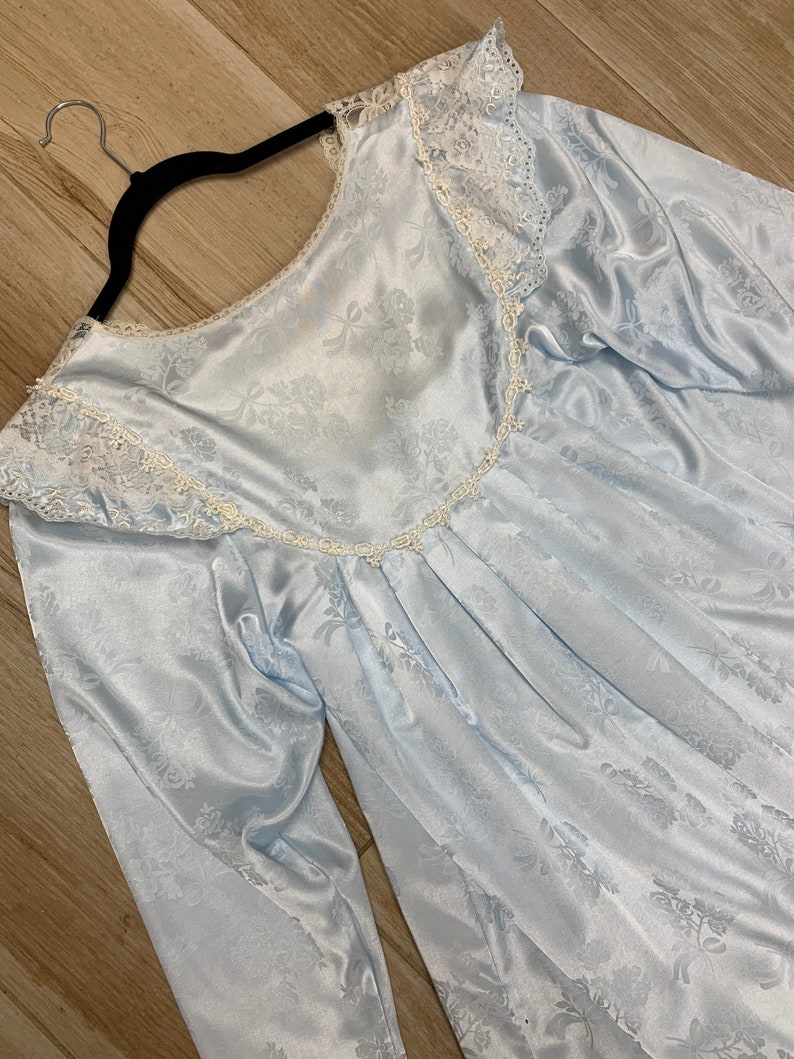 Camisón Dior manga larga azul y blanco encaje volantes satén vintage cinta arco bordado regalo auténtico pijama, M/L imagen 6