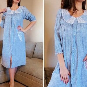 Vintage 1970er Jahre Brandywine Nightgown Blue Floral Cotton getrimmt mit Spitze an Kragen und Ärmeln, Medium, Made in USA, eine Tasche