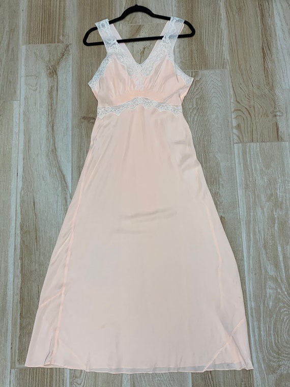 Vintage 1940's Long Peach Nightgown with White La… - image 3