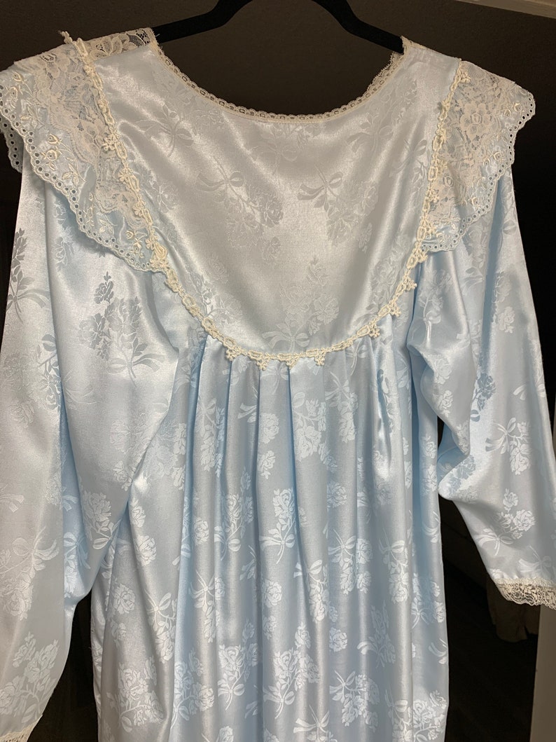 Camisón Dior manga larga azul y blanco encaje volantes satén vintage cinta arco bordado regalo auténtico pijama, M/L imagen 10