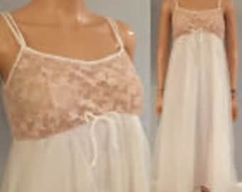 Vintage nattlinne i chiffong från 1960-talet, Hollywood Glam, ecru spetsliv, nylon, S