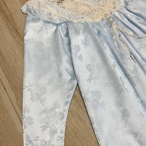 Camisón Dior manga larga azul y blanco encaje volantes satén vintage cinta arco bordado regalo auténtico pijama, M/L imagen 4