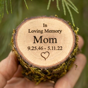 Pu&ograve; includere: Una targa commemorativa in legno con il testo "In Loving Memory Mom 9.25.46 - 5.11.22" e un simbolo di cuore.