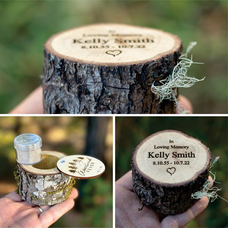 Pu&ograve; includere: Una scatola di legno con un coperchio che dice "Woodland Fever" e un piccolo barattolo di vetro all'interno. La scatola &egrave; incisa con il testo "In Loving Memory Kelly Smith 8.10.55 - 10.7.22" e un cuore.