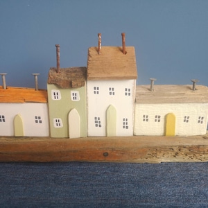 Piccole case e cottage in legno di deriva fatti a mano con legno riciclato e legname di deriva, decorazioni rustiche per mensole costiere, regalo unico in legno fatto a mano