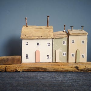 Piccoli cottage e case in legno galleggiante fatti a mano con legno riciclato e legname galleggiante, decorazioni per la casa a tema costiero, regalo unico, naturale ed ecologico