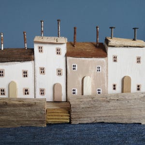 Piccoli cottage e case in legno galleggiante, decorazioni naturali per la spiaggia costiera, strade del villaggio in legno riciclato e legname galleggiante, decorazioni rustiche per mensole in legno