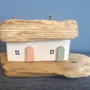 Cottage in legno galleggiante, casa in legno galleggiante, arte riciclata della spiaggia costiera, casa in miniatura, regalo per il 5° anniversario, arte in legno galleggiante, regalo rustico in legno