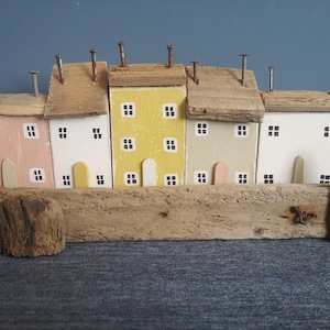 Piccole case e cottage in legno di deriva fatti a mano con legno riciclato e legname di deriva, decorazioni rustiche per mensole costiere, regalo unico in legno fatto a mano