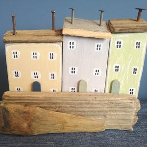 Piccoli cottage e case in legno galleggiante fatti a mano con legno riciclato e legname galleggiante, decorazioni per la casa a tema costiero, regalo unico, naturale ed ecologico