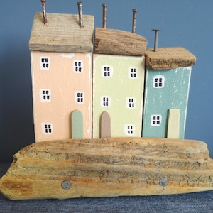 Piccoli cottage e case in legno galleggiante fatti a mano con legno riciclato e legname galleggiante, decorazioni per la casa a tema costiero, regalo unico, naturale ed ecologico