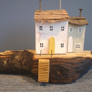Cottage in legno galleggiante, case in legno galleggiante, arte riciclata della spiaggia costiera, case in miniatura, regalo per il quinto anniversario, arte in legno galleggiante, regalo rustico in legno