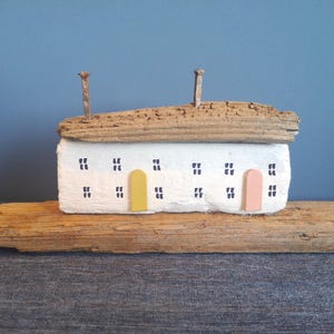 Cottage in legno galleggiante, casa in legno galleggiante, arte riciclata della spiaggia costiera, casa in miniatura, regalo per il 5° anniversario, arte in legno galleggiante, regalo rustico in legno