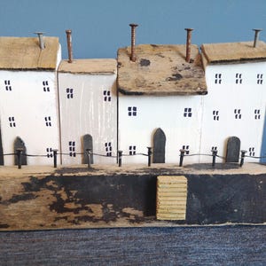 Fila di cottage e case in legno di deriva riciclato e legname galleggiante, decorazioni rustiche per mensole costiere, regalo unico in legno riciclato fatto a mano