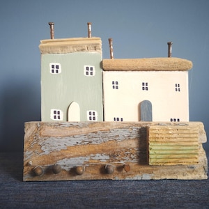 Piccoli cottage e case in legno galleggiante fatti a mano con legno riciclato e legname galleggiante, decorazioni per la casa a tema costiero, regalo rustico naturale unico