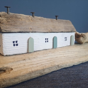 Cottage in legno galleggiante, case in legno galleggiante, arte riciclata in stile costiero e balneare, case in miniatura, regalo per il quinto anniversario, arte in legno galleggiante, regalo per la festa della mamma