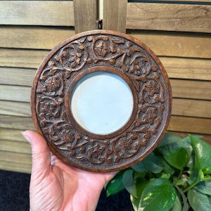 Round Floral Carved Wood Picture Frame with Easel Back, Vintage Wooden Table Top Photo Frame (A3)