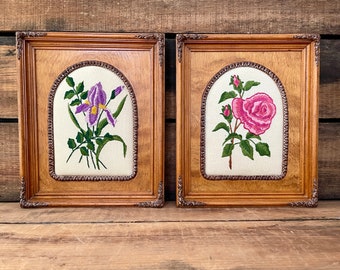 Par de 2 flores de rosas e iris bordadas enmarcadas en madera vintage de 11,75" x 9,75", arte de pared tipo galería (A1)