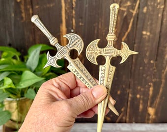 Ouvre-lettres vintage en laiton, style médiéval, avec épée.