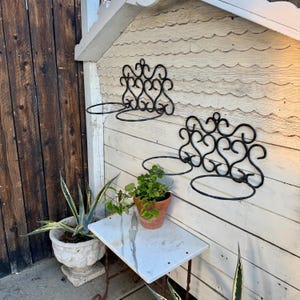Set of 2 Vintage Wrought Iron Wall Planter Holders, Indoor or Outdoor Black Metal Weathered Cottage Garden Decor Plant Racks for 8&quot; Pots