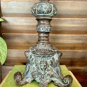 Antique Style Baroque Candlestick Holder or Plant Pedestal featuring Figural Faces and Ornate Details, bild 5