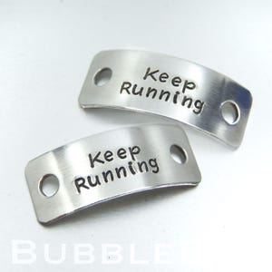 Etiquetas personalizadas para zapatillas de running, adornos de aluminio para cordones, regalo de maratón