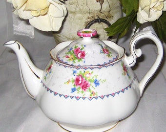 Royal Albert - Petit Point - 4 Cup Teapot