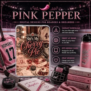 Könnte beinhalten: Eine digitale Designanzeige mit dem Text Pink Pepper und She's My Cherry Pie. Das Bild enthält ein rosa Eishockeytrikot, eine rosa Wasserflasche mit Text, einen schwarzen Eishockeyhelm, ein Notizbuch und einen Eishockeypuck mit der Aufschrift book boyfriend.
