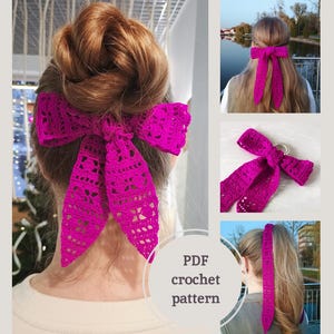 Può includere: Un fiocco per capelli all'uncinetto di colore rosa acceso. Il fiocco è annodato e ha code lunghe. Il fiocco è mostrato in tre stili diversi, indossato in uno chignon, legato in una coda di cavallo e steso piatto. L'immagine include il testo "Modello all'uncinetto PDF".