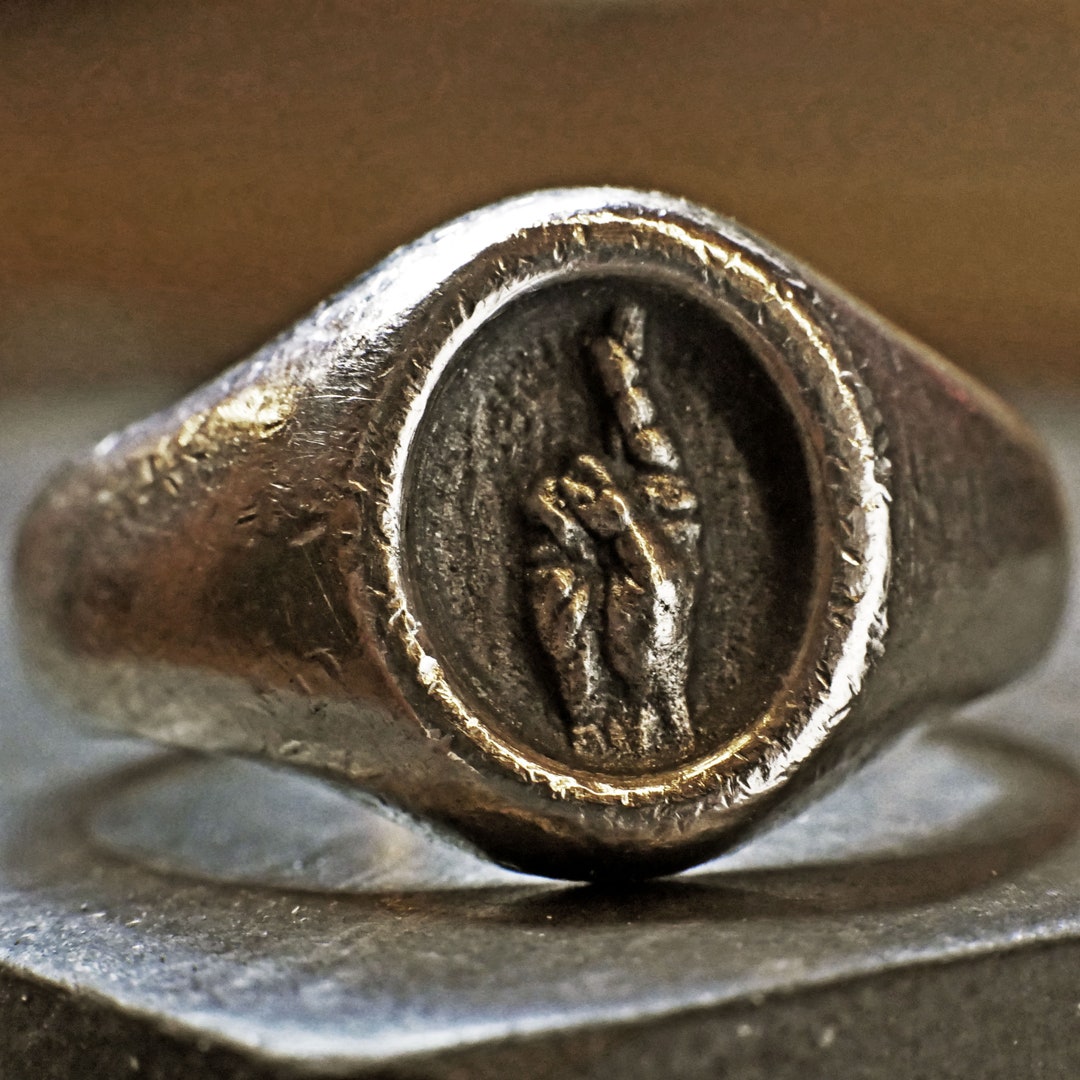 Anillo de plata tallado a mano con dedos cruzados muy detallado,  recomendado como anillo de México