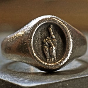 Zeer gedetailleerde handgesneden zilveren ring met gekruiste vingers, aanbevolen als bedelring