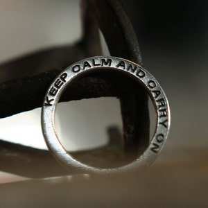 Personlig graverad ring med ord i sterlingsilver - Smycken med personligt budskap
