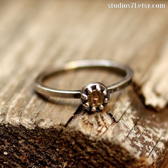 Anello iniziale anello d argento sottile anello del nome anello della parola anello personalizzato anello personalizzato anello della lettera anello della pila anello carino anello impilante Etsy Ital...