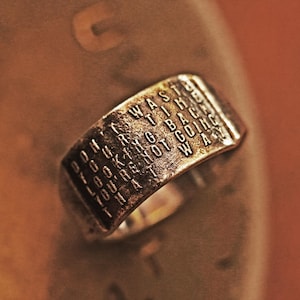 Peut inclure: Une bague en argent avec l'inscription "Ne gaspillez pas vos larmes pour les choses auxquelles vous ne pouvez pas revenir. Vous n'allez pas dans cette direction."