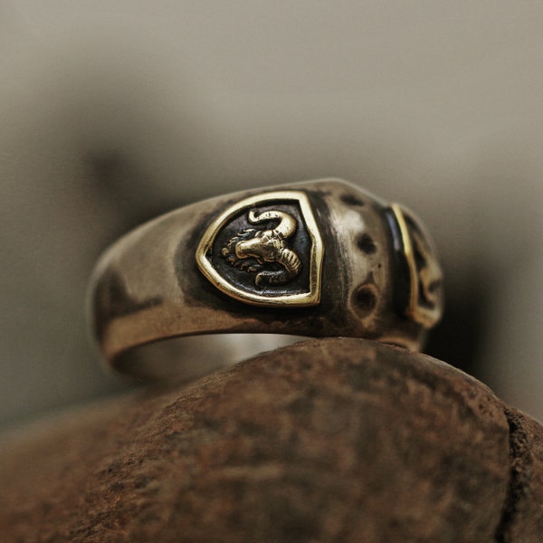 bague vintage, bague médiévale, bague surélevée, bague meneuse, bague homme, bague à crête, chevalière, bague en laiton, bague bélier, bas-relief, bague rustique