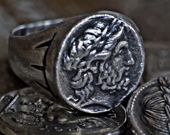 Anillo de plata con la moneda de Zeus, inspirado en los anillos de la Antigua Grecia y Roma.