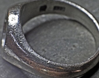 Anillo de plata tallado a mano con dedos cruzados muy detallado