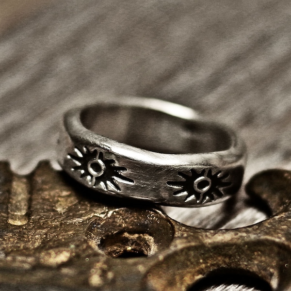 silver ring, vintage ring, menly ring, pattern ring, hobo ring, hand stamped ring, sun ring, sol ring, heavy silver ring