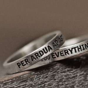 anel de palavra, anel de amor, anel de nome, anel de mensagem, anel de promessa, anel de citação, anel de prata, anel gravado, anel personalizado, anel personalizado