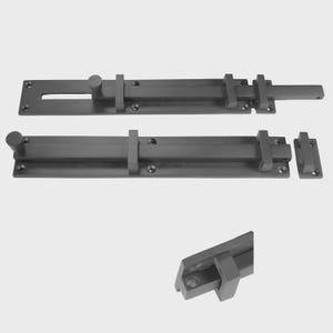 Puede incluir: Dos cerrojos correderos de metal gris oscuro con un diseño rectangular. Cada cerrojo tiene una barra deslizante, un asa y una placa receptora. Los cerrojos están diseñados para la seguridad y son adecuados para puertas o portones.