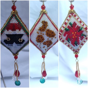 Puede incluir: Tres adornos navideños de cuentas con forma de diamante. Uno presenta las botas de Papá Noel, otro tiene galletas de jengibre y el último muestra una flor de pascua. Cada uno tiene un borde dorado, detalles en rojo y verde y una borla de cuentas.