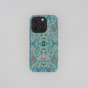 Puede incluir: Una funda de teléfono turquesa con un patrón floral y una lente de cámara negra.