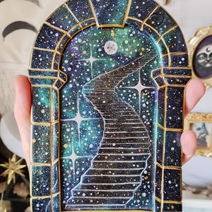 Portal Celestial de Arcilla Hecho a Mano – Escalera Cósmica, Arte Espacial
