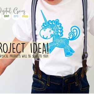 K&ouml;nnte beinhalten: Ein blaues Einhorn-Design mit komplizierten Wirbeln und Mustern. Das Design befindet sich auf einem wei&szlig;en T-Shirt. Der Text "PROJECT IDEA!" befindet sich unter dem Design. Der Text "NO PHYSICAL PRODUCTS WILL BE SENT TO YOU!" befindet sich unter dem Text "PROJECT IDEA!"