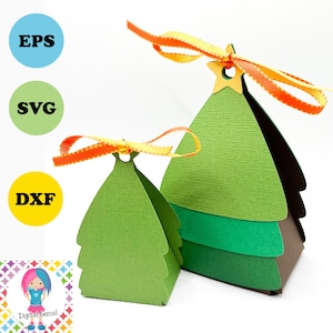 Pode incluir: Duas caixas de papel de árvore de Natal verdes com laços de fita laranja e amarelo. A caixa maior tem quatro camadas e a caixa menor tem uma camada. Ambas as caixas têm uma estrela no topo.