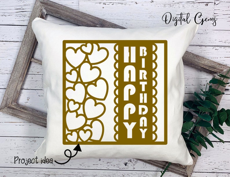 Peut inclure: Un oreiller blanc avec un motif brun repr&eacute;sentant les mots "Joyeux anniversaire" avec une bordure en forme de c&oelig;ur. Le motif est d&eacute;coup&eacute; pour cr&eacute;er un effet de superposition.