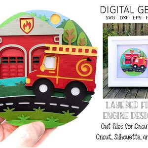 Könnte beinhalten: Mehrschichtiges Papierbastel-Design eines roten Feuerwehrautos, das an einer Feuerwache mit einer gelben Leiter und einem roten Hydranten vorbeifährt. Das Design ist in einem Kreis mit grünem Gras Hintergrund und einer blauen Straße.